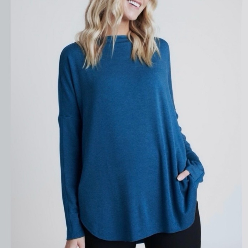 Kit + Ace Burrow boat neck long sleeve pullover shirt. 💙